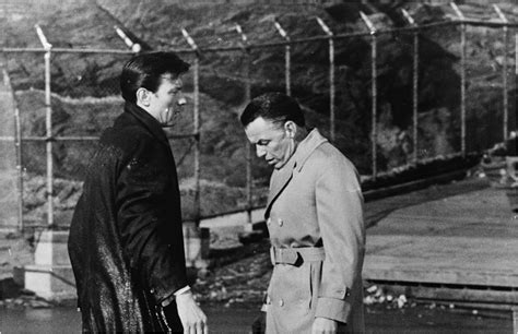 The Manchurian Candidate! A Psychological Thriller Exploring Cold War Paranoia and Brainwashing?